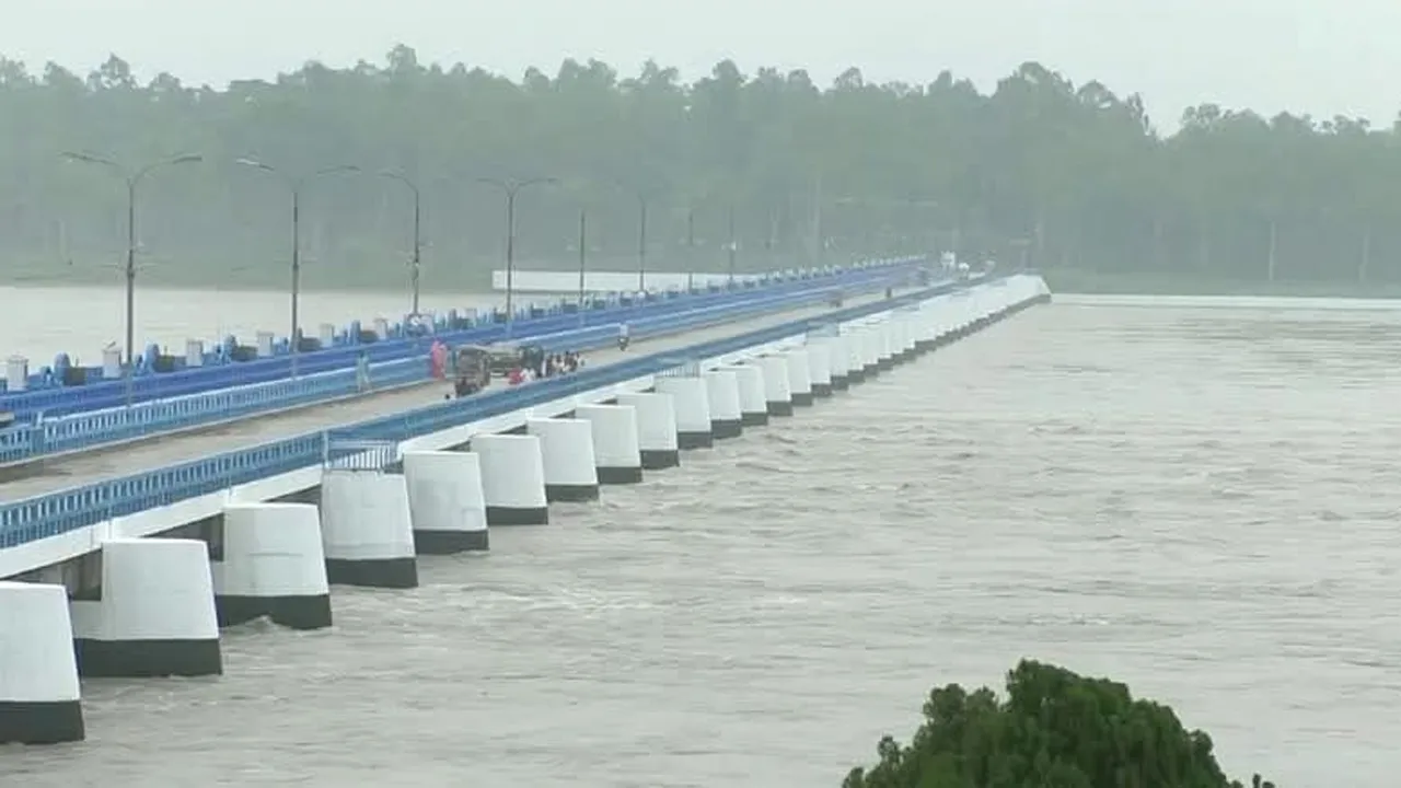 পানি বাড়ায় খুলে দেয়া হলো তিস্তা ব্যারাজের ৪৪ গেট