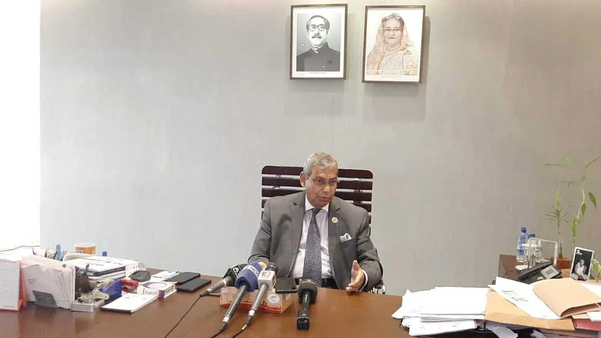 তাকসিমের দেশত্যাগে নিষেধাজ্ঞা