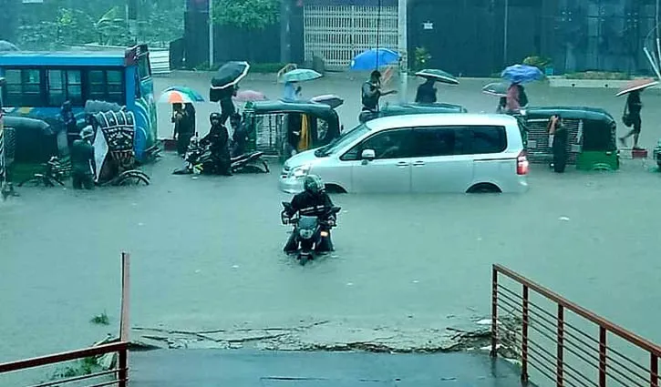 টানা বৃষ্টিতে ডুবছে চট্টগ্রাম নগরী, পাহাড় ধসের শঙ্কা