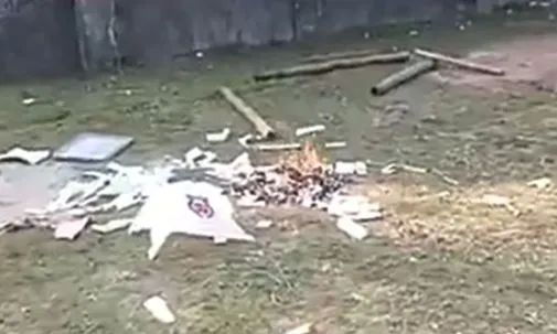 টাঙ্গাইলে ব্যালট বাক্সে আগুন, পুলিশের গুলি