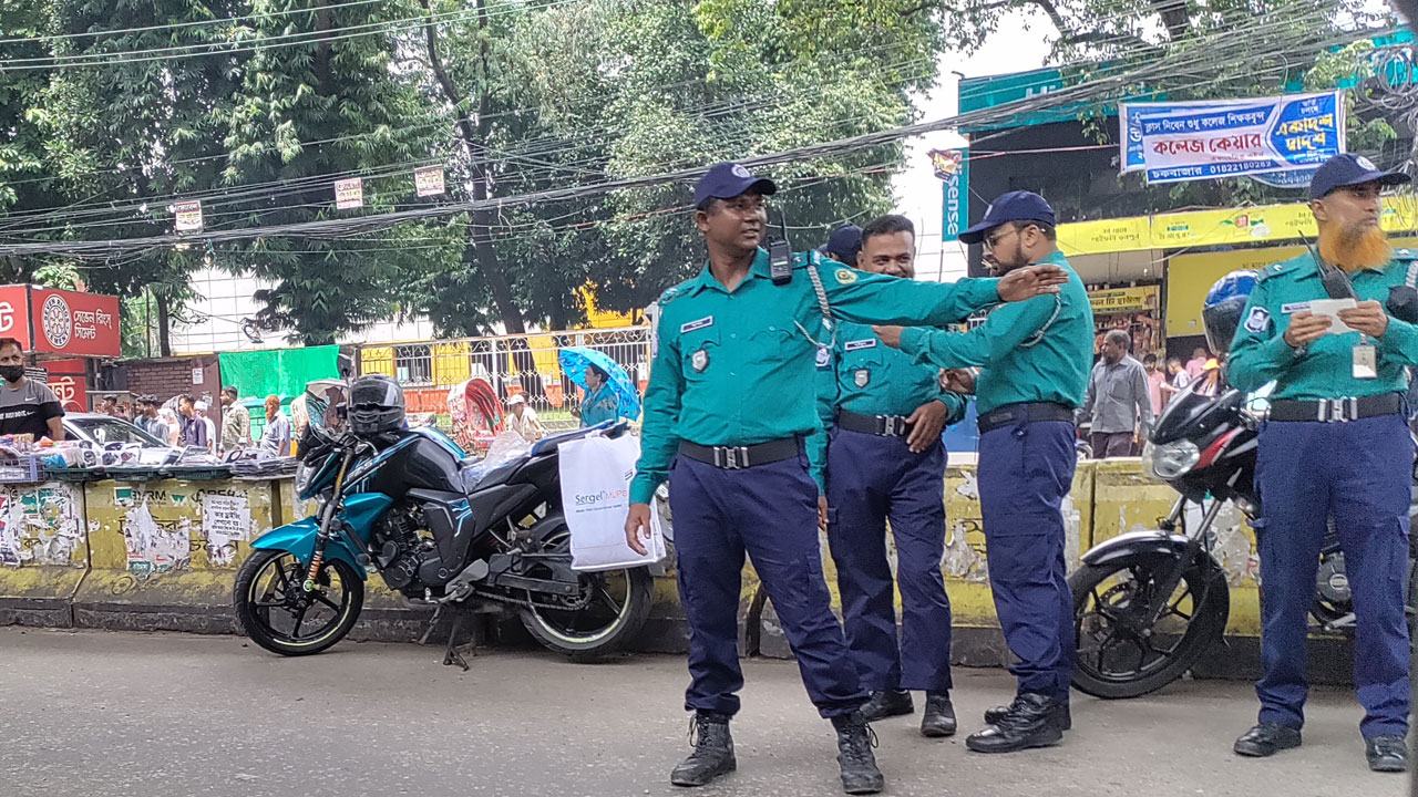 চট্টগ্রামে সড়কে ফিরেছে ট্রাফিক পুলিশ