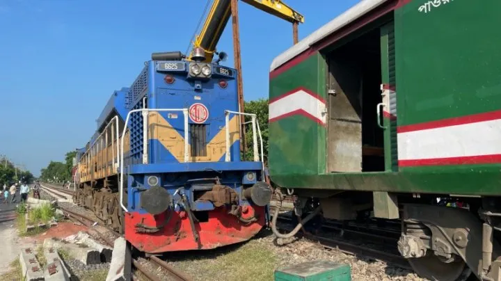 লাইনচ্যুত ট্রেনের বগি উদ্ধার, ট্রেন চলাচল স্বাভাবিক