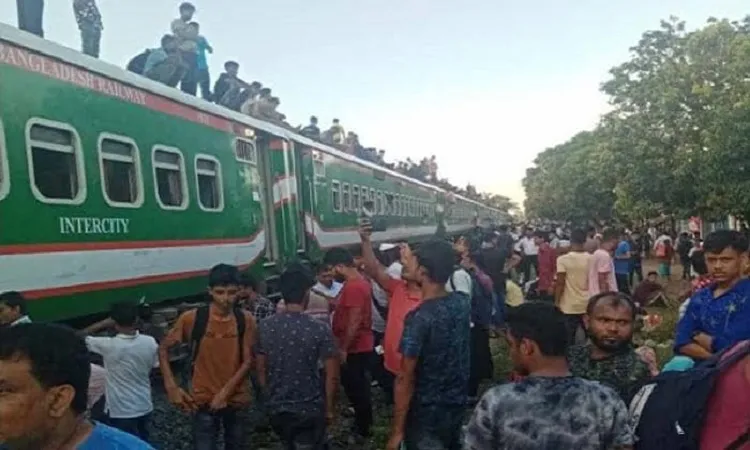 জয়পুরহাটে একতা লাইনচ্যুত, পাঁচ ট্রেনের যাত্রীরা দুর্ভোগে