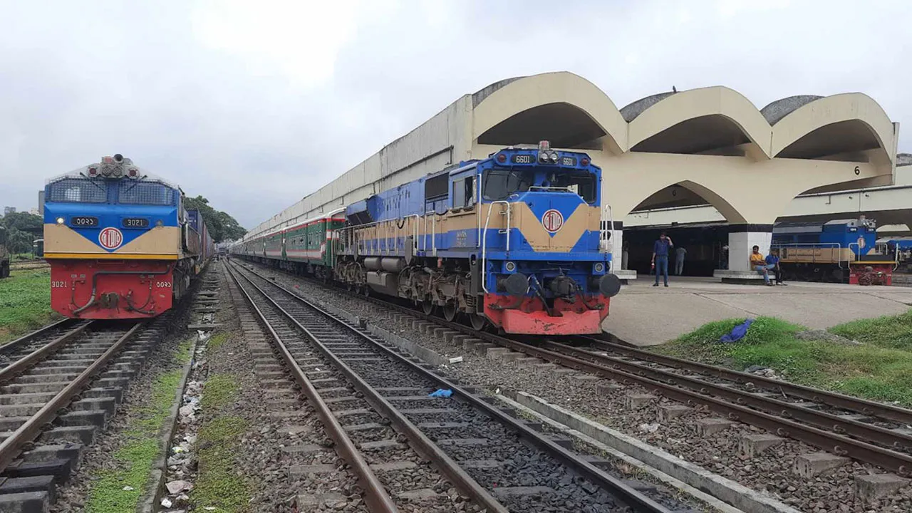 গতি কমিয়ে চলছে ট্রেন, যাত্রায় বিলম্ব