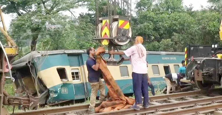 উদ্ধার হয়নি দুর্ঘটনাকবলিত দুই ট্রেন
