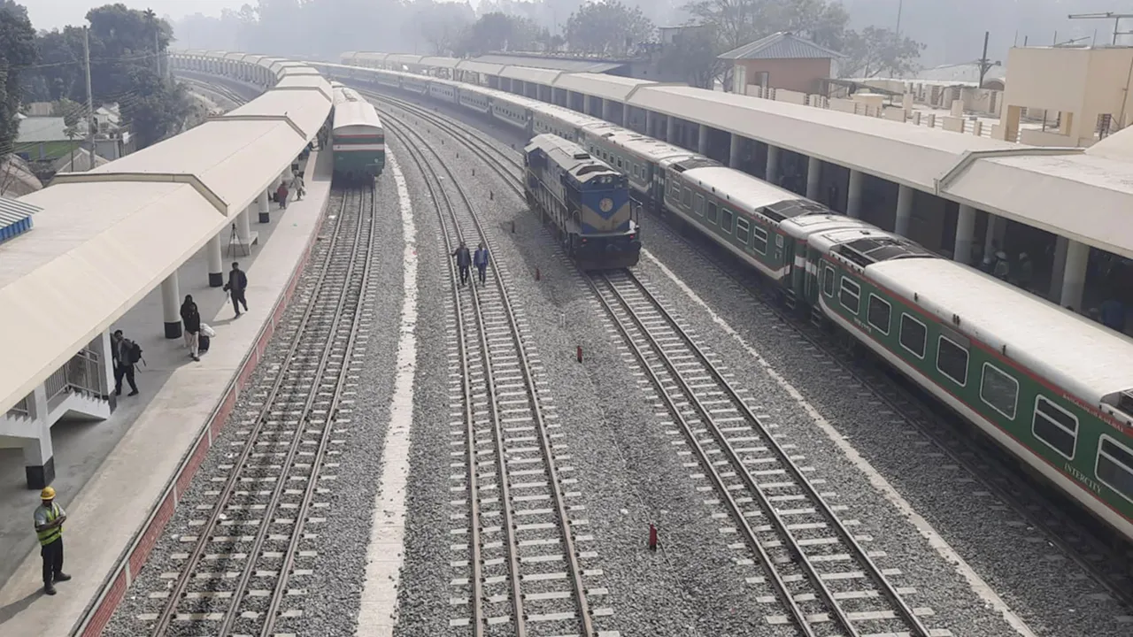 যমুনা রেলসেতুতে চলল যাত্রীবাহী ট্রেন
