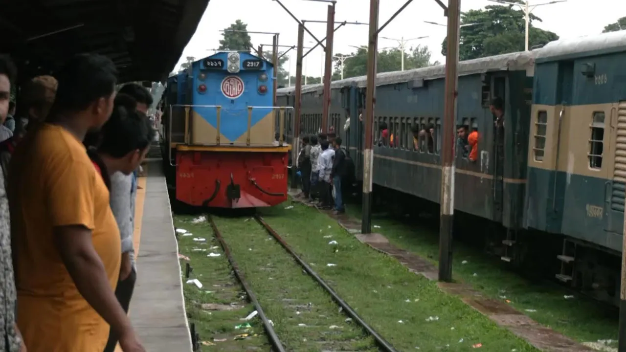 রেলপথে রংপুরের মানুষের দুর্ভোগ, টিকিট পেতে যুদ্ধ  ‎