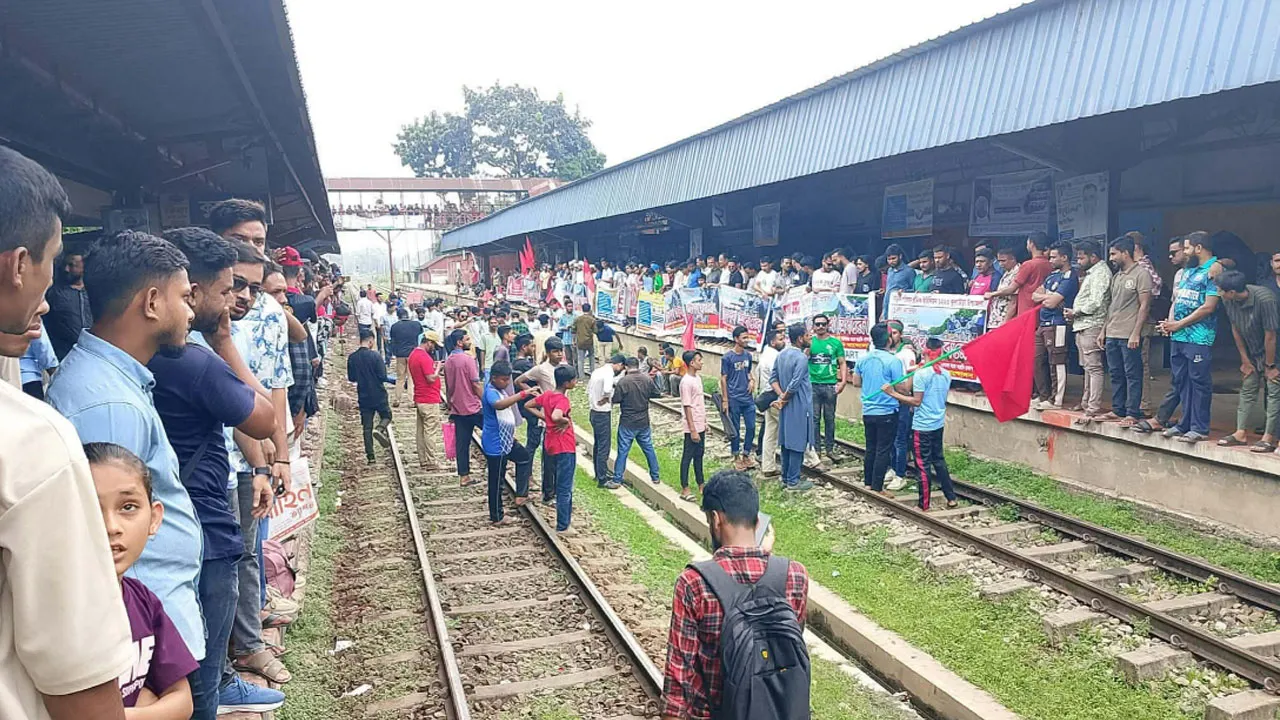 সিলেটের রেলপথে অবস্থান নিয়েছেন অবরোধকারীরা, ট্রেন যাত্রায় বিলম্ব