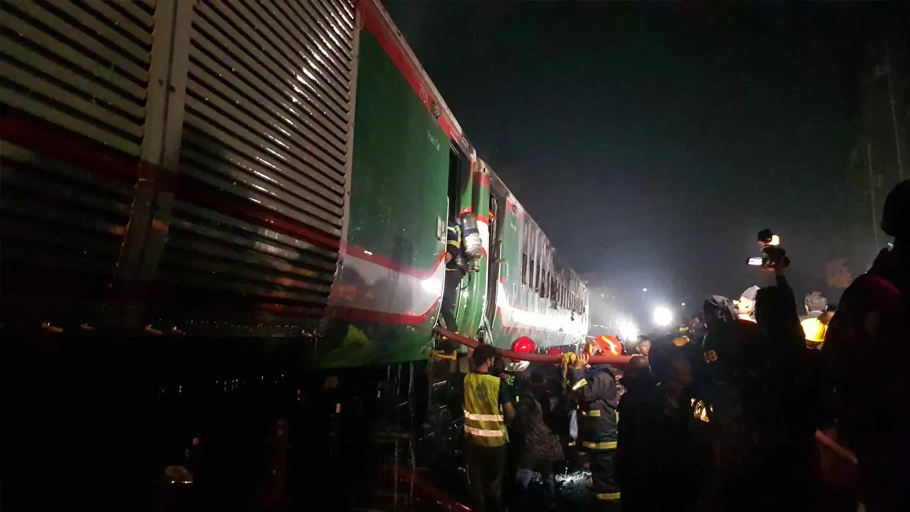 বেনাপোল এক্সপ্রেসে আগুন : ৭ সদস্যের তদন্ত কমিটি গঠন