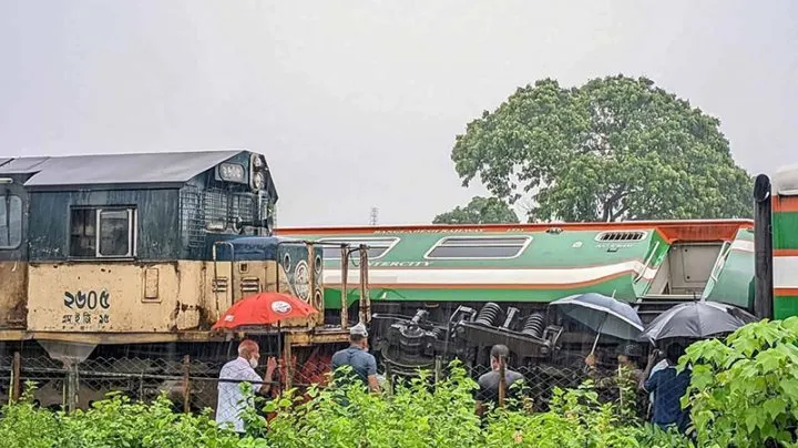 মহানগর এক্সপ্রেসের ৬ বগি বিচ্ছিন্ন