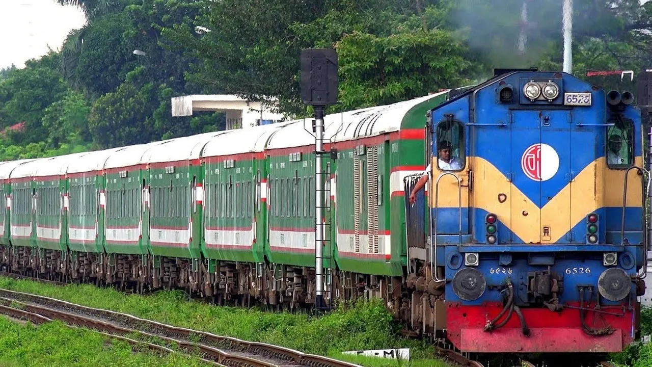 ট্রেনের ভাড়া আপাতত বাড়ছে না : রেলপথমন্ত্রী