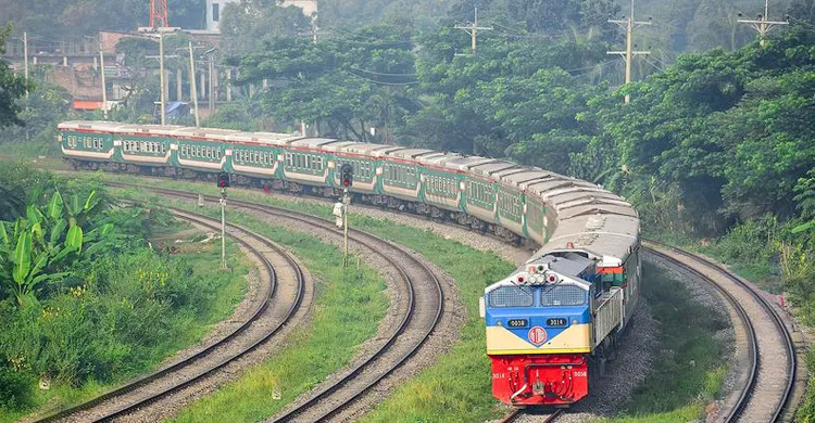 প্রধানমন্ত্রীর জনসভায় যাতায়াতে চলছে ৪ জোড়া স্পেশাল ট্রেন