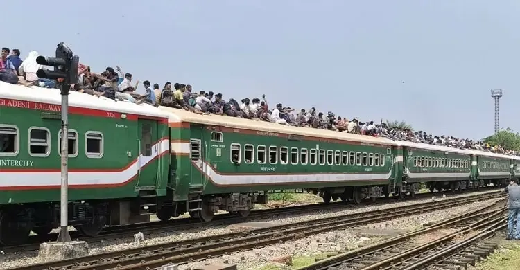অবশেষে ছাদভর্তি যাত্রী নিয়ে ছেড়ে গেলো নীলসাগর এক্সপ্রেস