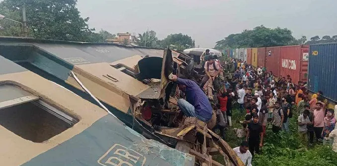 ভৈরবে যাত্রীবাহী ট্রেনকে মালবাহী ট্রেনের ধাক্কা