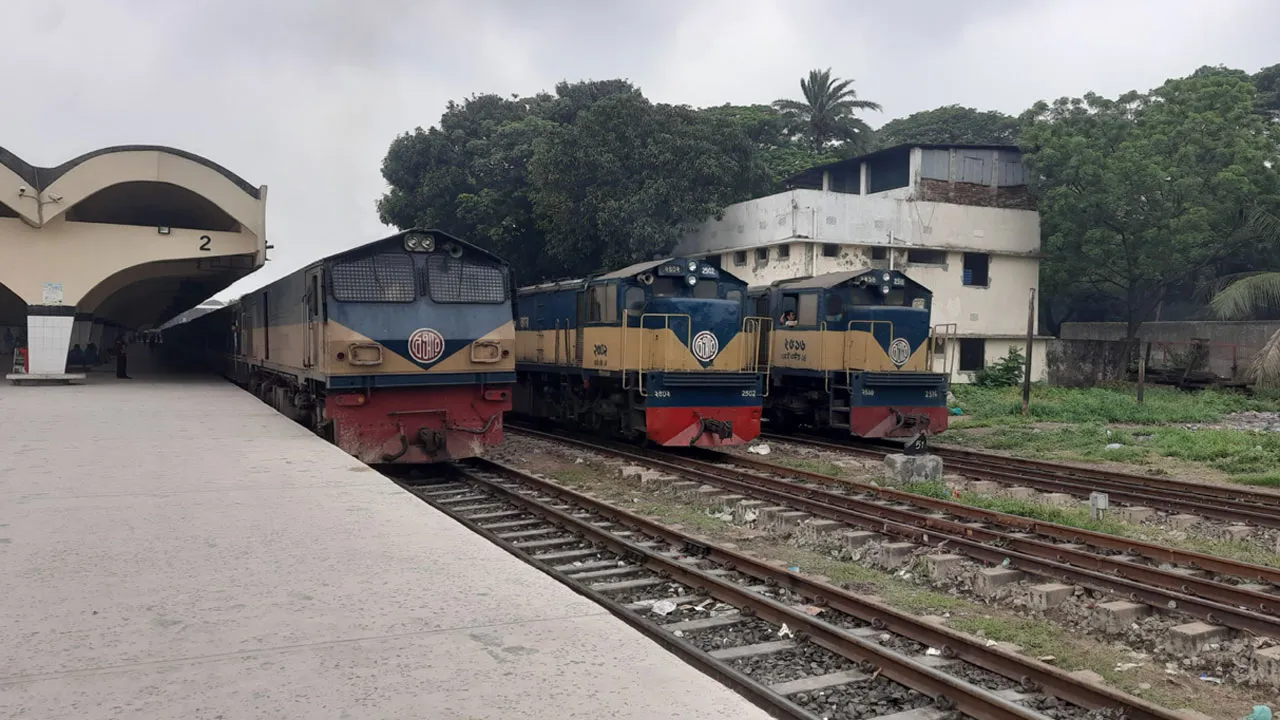 যেসব ট্রেন এখনও ঢাকা স্টেশনে আছে