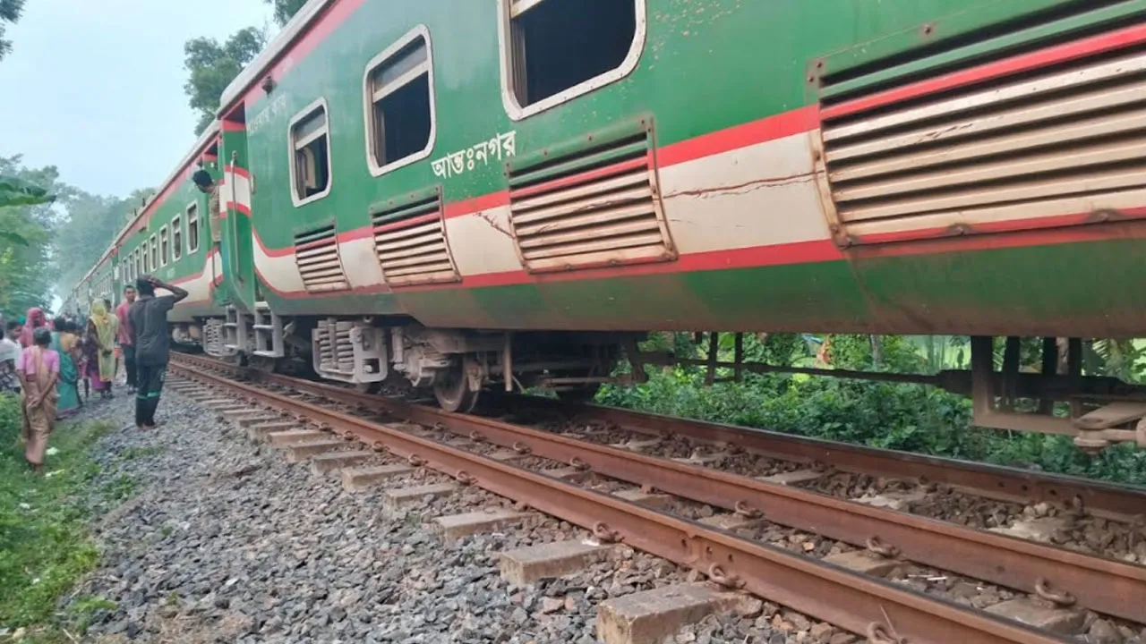 জয়পুরহাটে সাড়ে ৫ ঘণ্টা পর ট্রেন চলাচল স্বাভাবিক