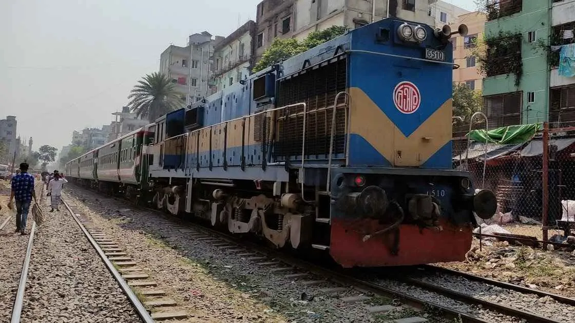 মহাখালীতে রেললাইন অবরোধ, ট্রেন চলাচল বন্ধ