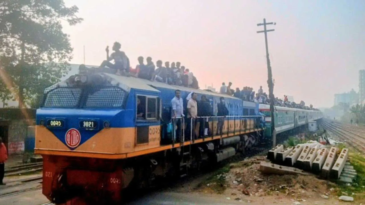 ভোটের আগে রেলস্টেশনে বাড়িমুখী মানুষের ঢল