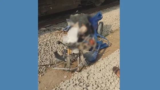 5 killed as train hits autorickshaw in Cumilla