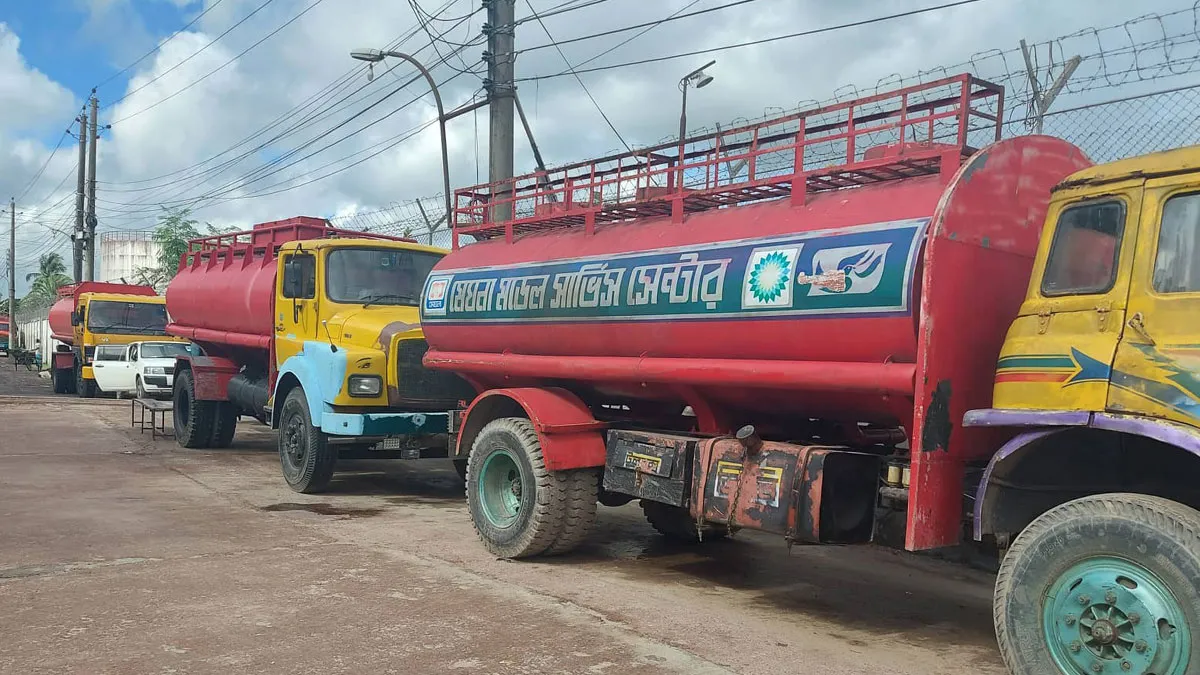 খুলনায় তিন ডিপো থেকে তেল উত্তোলন বন্ধ
