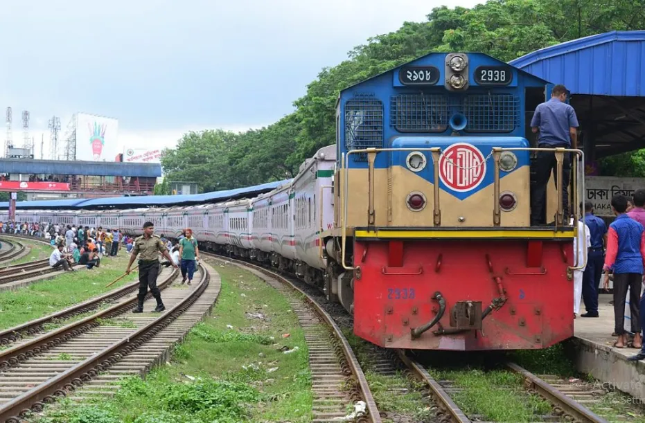 ৬ ঘণ্টা পর ঢাকায় ট্রেন চলাচল শুরু