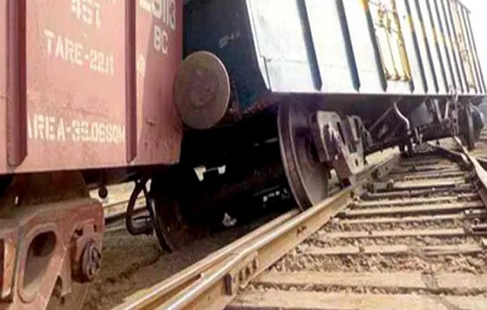 বগি লাইনচ্যুত: ঢাকা-চট্টগ্রাম ট্রেন যোগাযোগ বন্ধ