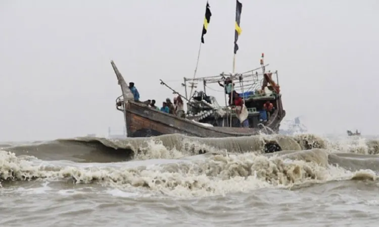 বঙ্গোপসাগরে ২৬ ট্রলারে ডাকাতির অভিযোগ