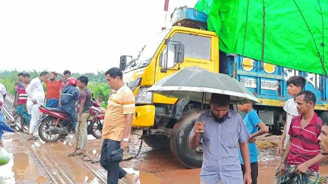 রেললাইনে মালবাহী ট্রাক- ঢাকার সঙ্গে উত্তরাঞ্চলের রেল যোগাযোগ বন্ধ