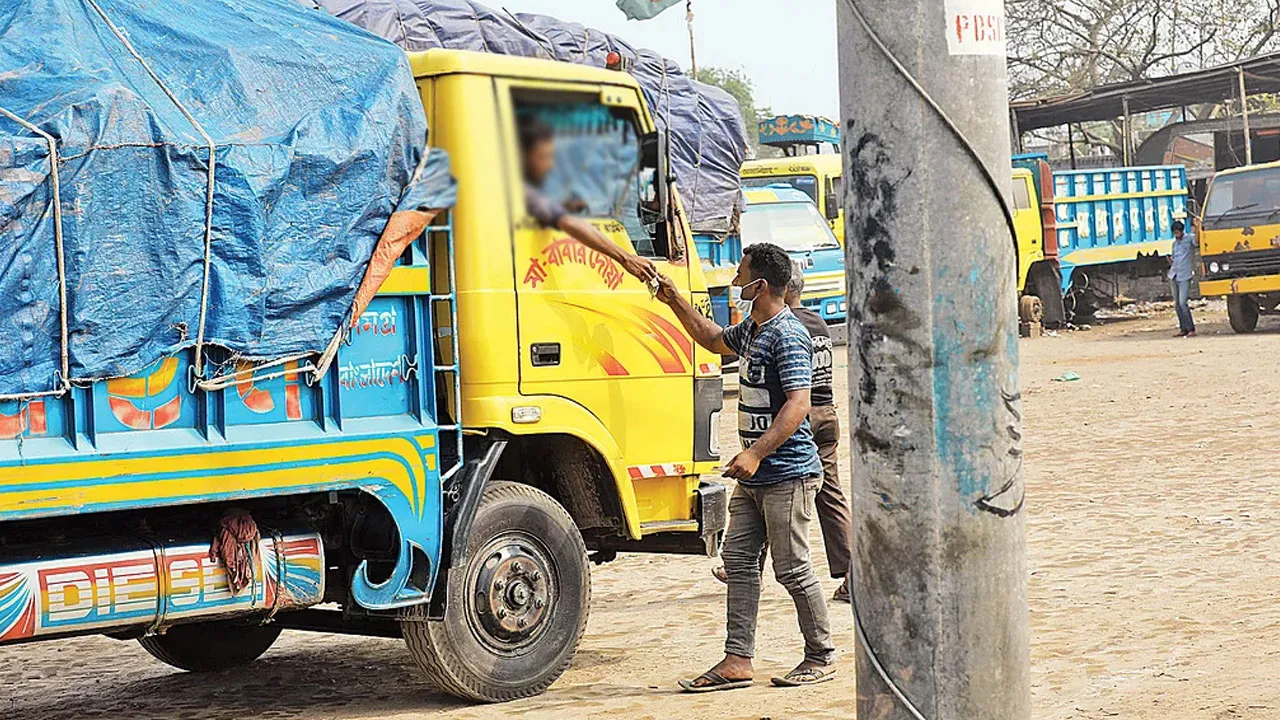 সবজিসহ পণ্যবাহী ট্রাকে চাঁদাবাজি : রাজধানী থেকে গ্রেপ্তার ৬৩