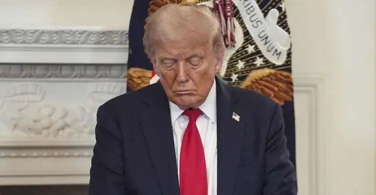 অর্থনীতি নাকি নৌবাহিনীকে বাঁচাবেন, কঠিন পরীক্ষার মুখে ট্রাম্প?