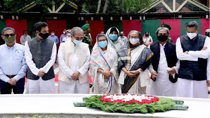 টুঙ্গিপাড়ায় বঙ্গবন্ধুর সমাধিতে প্রধানমন্ত্রীর ফাতেহা পাঠ