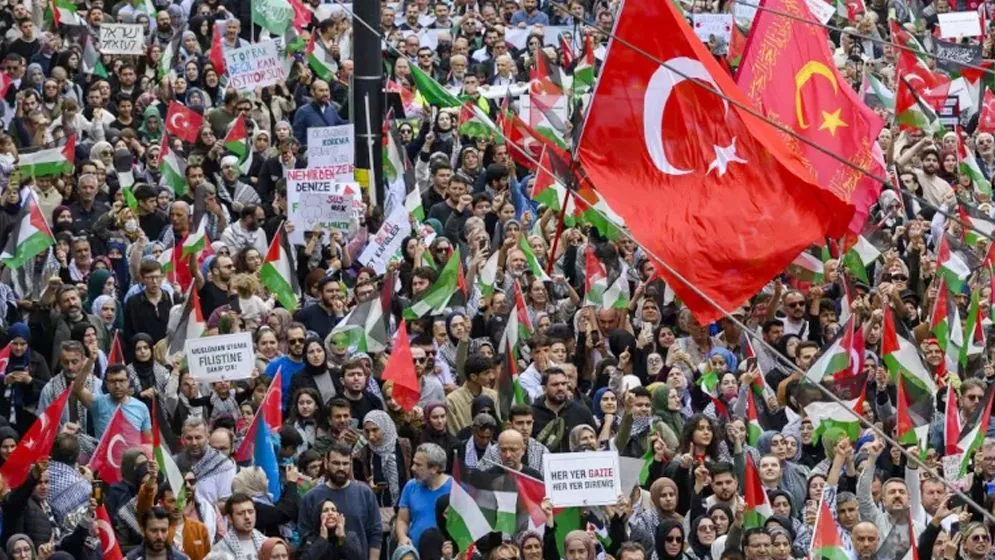 গাজায় যুদ্ধ বন্ধের দাবিতে উত্তাল ইউরোপ