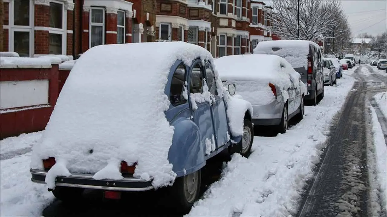 তুষারঝড়ে বিপর্যস্ত যুক্তরাজ্য: বন্ধ শত শত স্কুল, ভয়াবহ বিদ্যুৎ বিপর্যয়