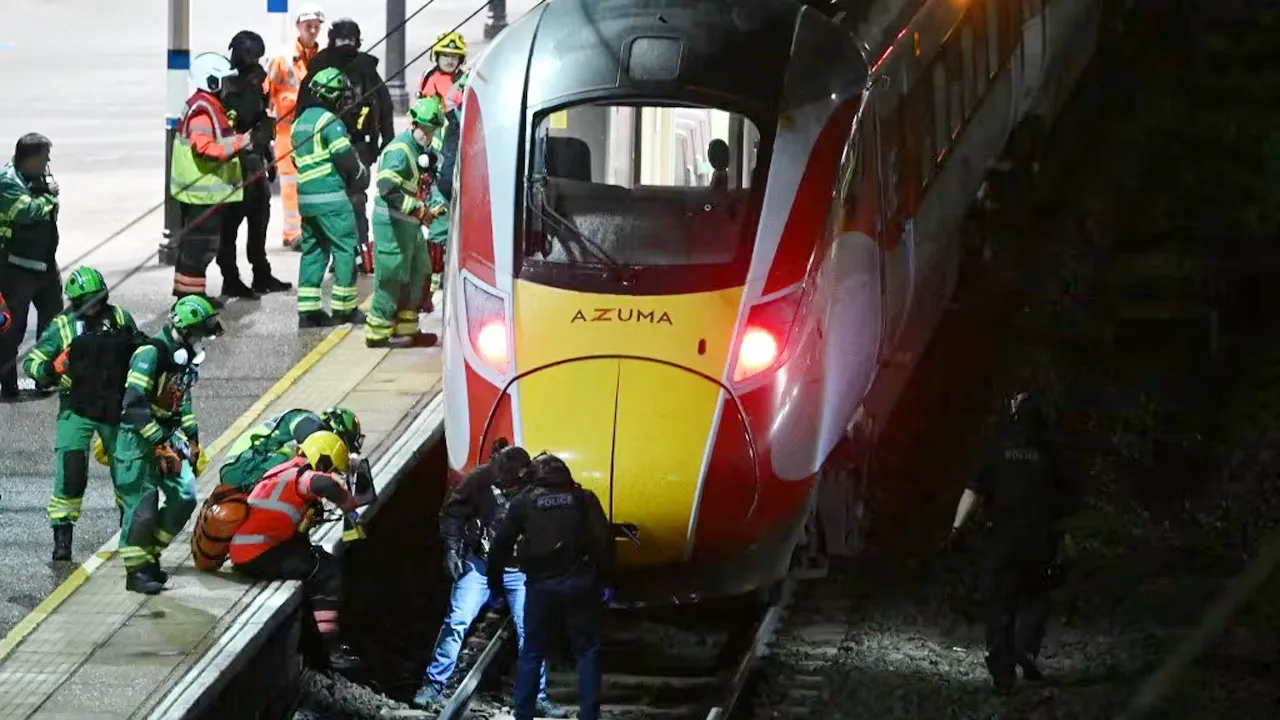 যুক্তরাজ্যে ট্রেনে ছুরি হামলা: আহত ৯, গ্রেপ্তার ২