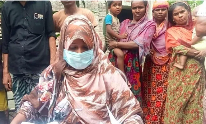 স্ত্রীর মর্যাদার দাবিতে স্বামীর বাড়িতে অনশন