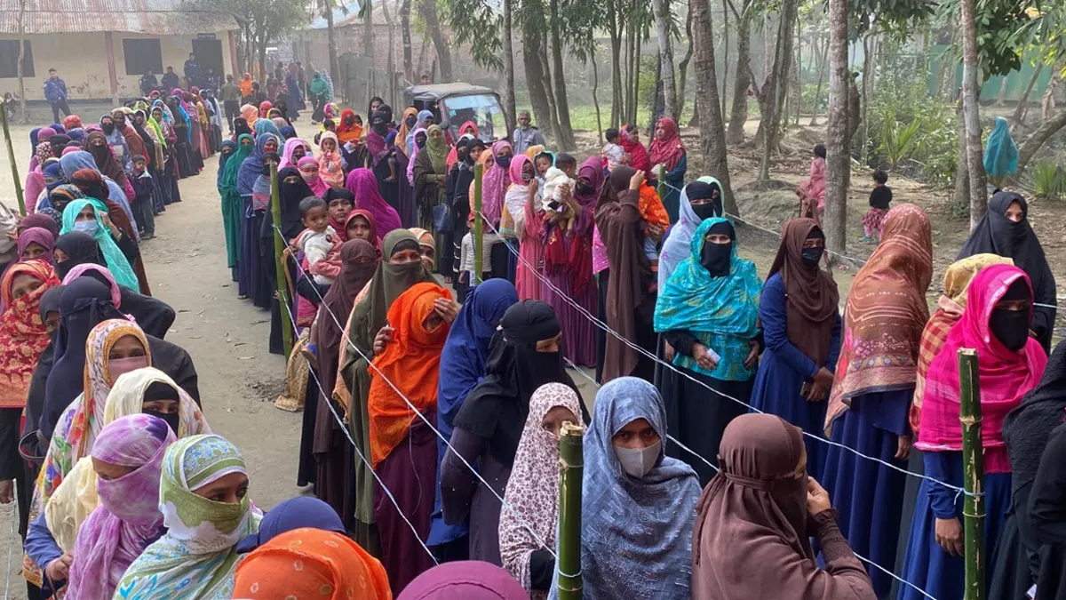 নোয়াখালীতে উৎসবমুখর পরিবেশে চলছে ভোটগ্রহণ