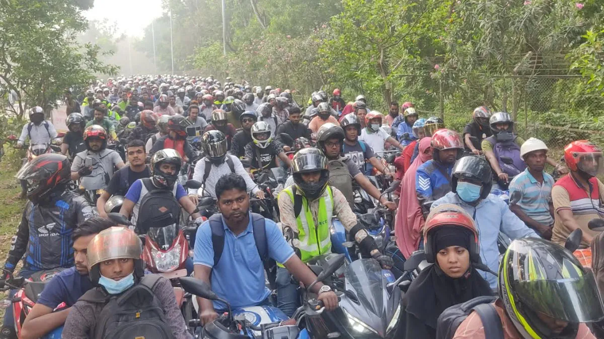 বঙ্গবন্ধু সেতু টোলপ্লাজায় মোটরসাইকেলের দীর্ঘ লাইন