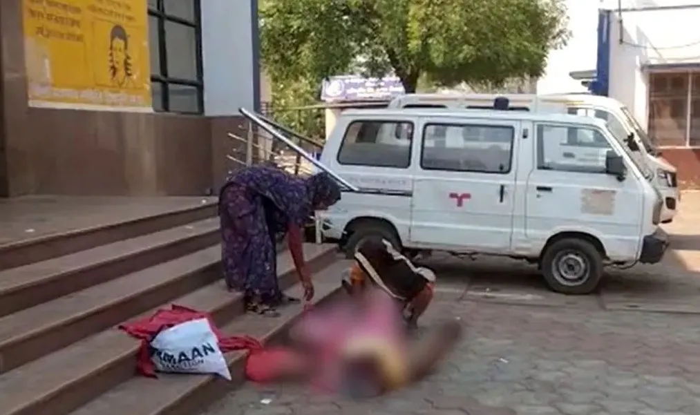 কাছে এলো না চিকিৎসক-নার্স, হাসপাতালের বাইরে সন্তান জন্ম নারীর