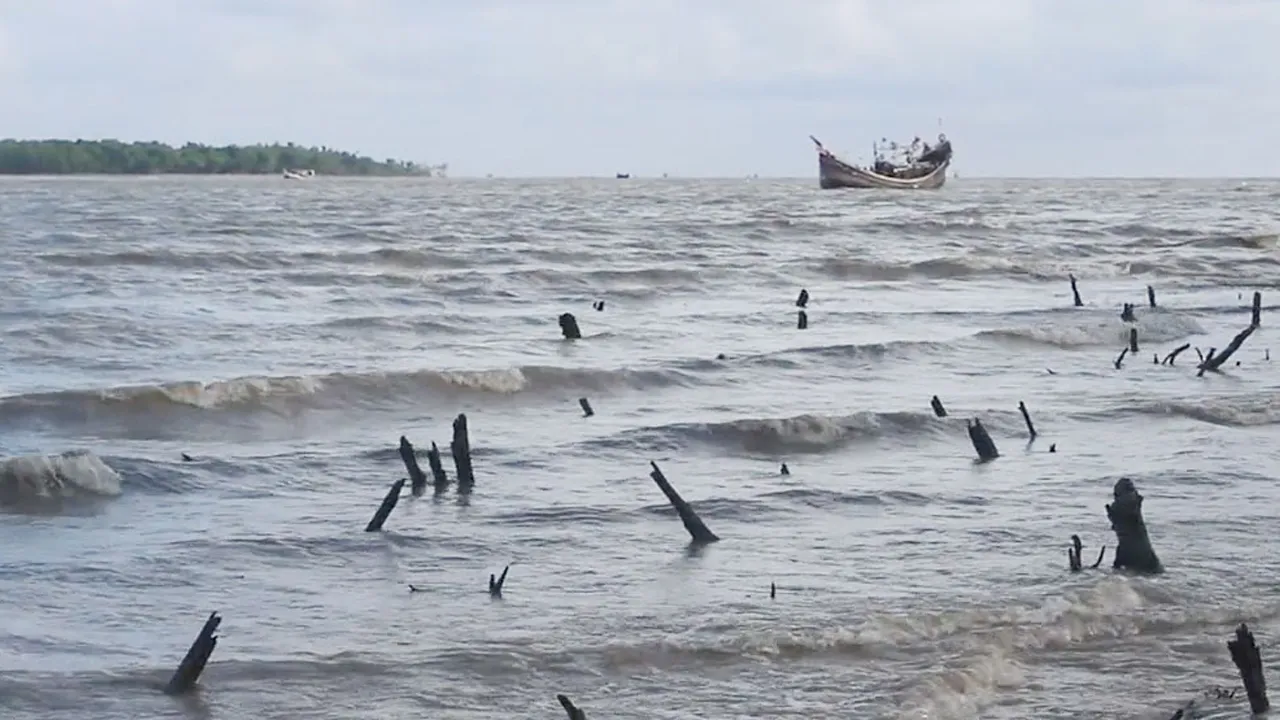 সমুদ্র বন্দর থেকে সংকেত নামল