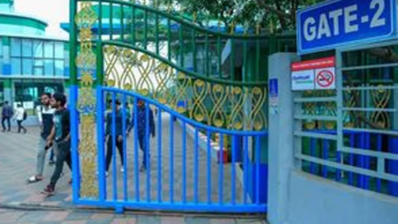 ড্যাফোডিলের শিক্ষার্থীদের ওপর হামলা, বিশ্ববিদ্যালয় ছুটি ঘোষণা