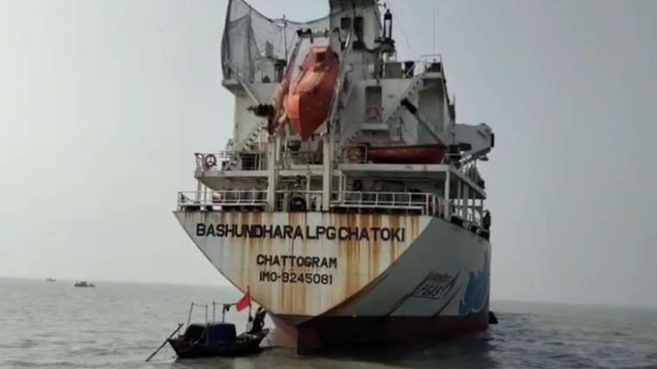 প্রথমবারের মতো এলপিজি নিয়ে পায়রা বন্দরে জাহাজ