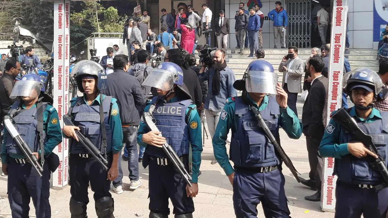 ড. ইউনূসের রায়, আদালত চত্বরে নিরাপত্তা জোরদার