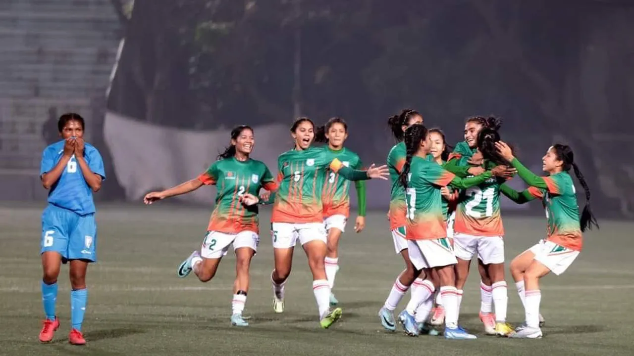 নাটকের পর নাটক, আড়াই ঘণ্টা পর যৌথ চ্যাম্পিয়ন বাংলাদেশ-ভারত