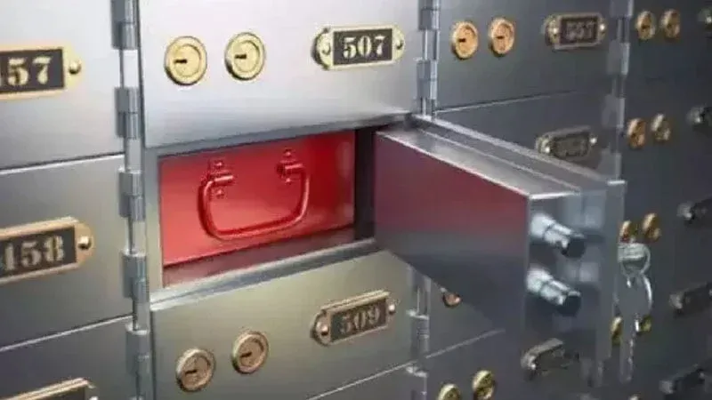 সাবেক গভর্নর রউফসহ ২৫ জনের লকার পায়নি দুদক