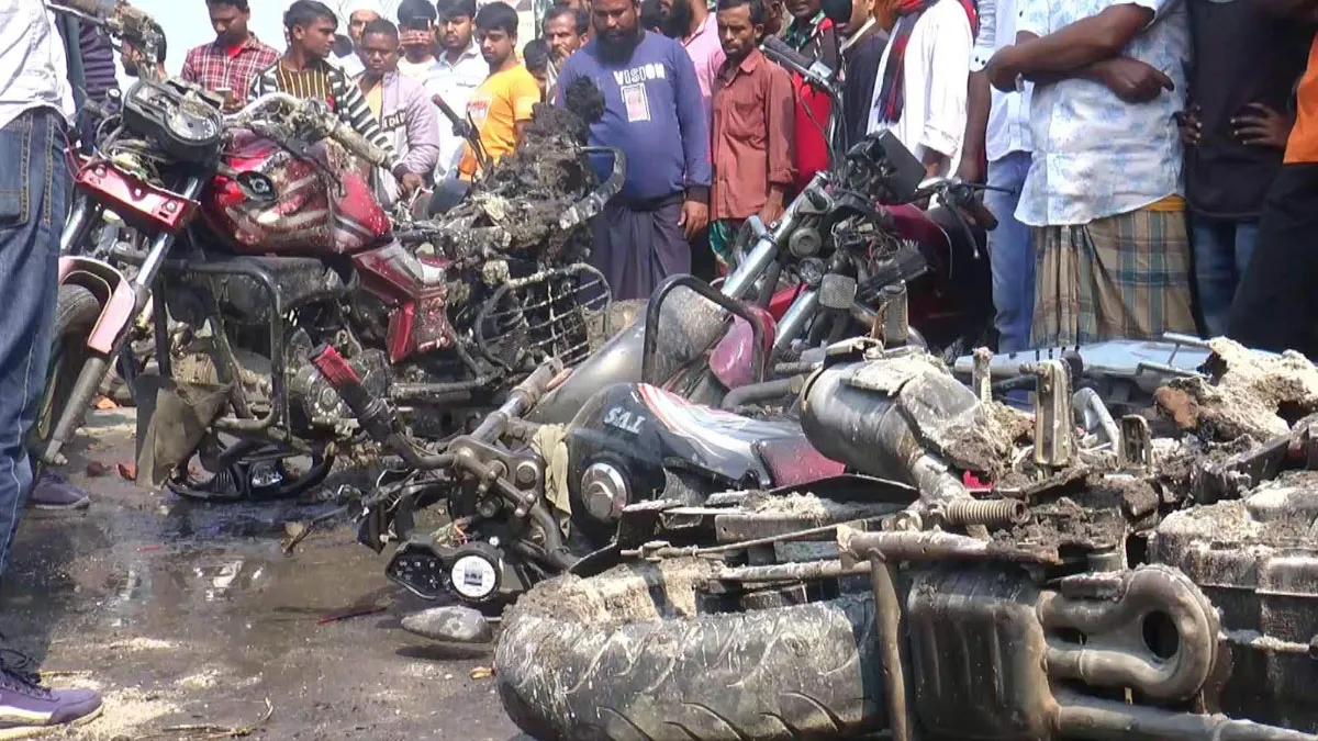 সিরাজগঞ্জে আ.লীগ-বিএনপির সংঘর্ষ, ১২টি মোটরসাইকেলে আগুন