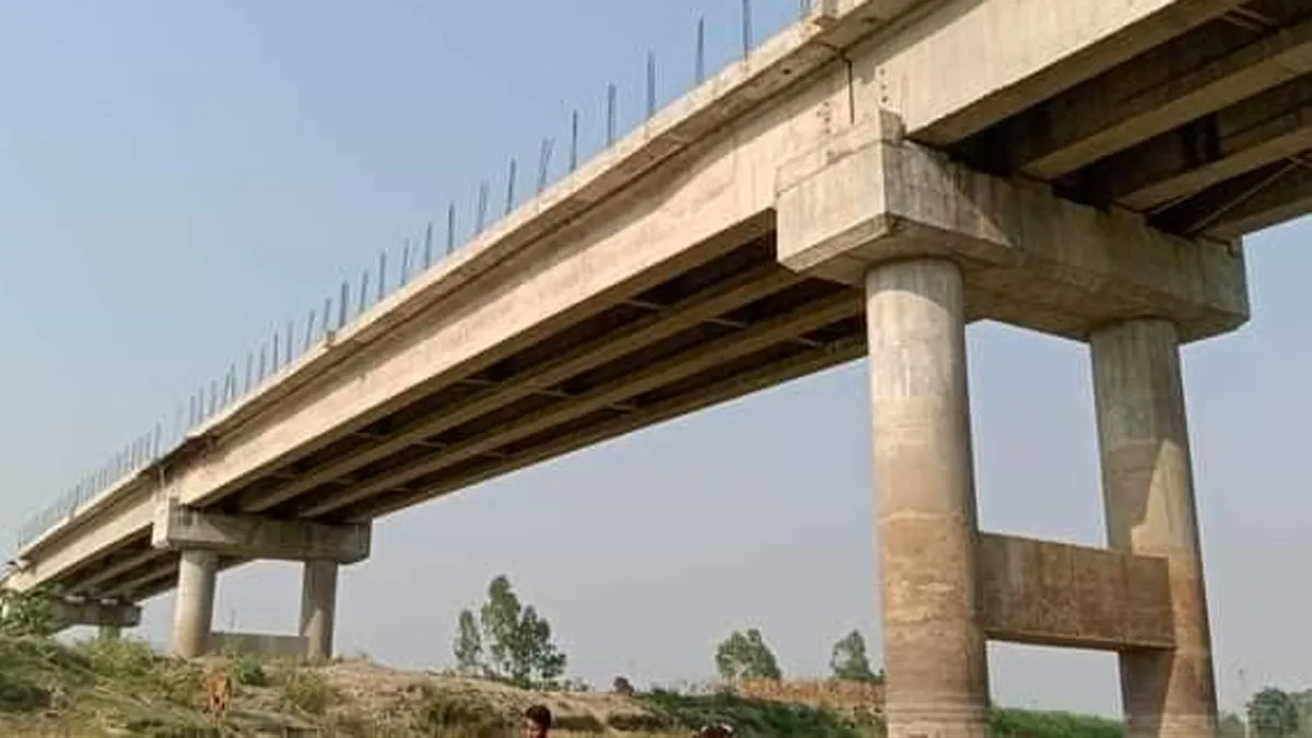 নির্মাণকাজ শেষের আগেই ২৭ কোটির সেতুতে ফাটল