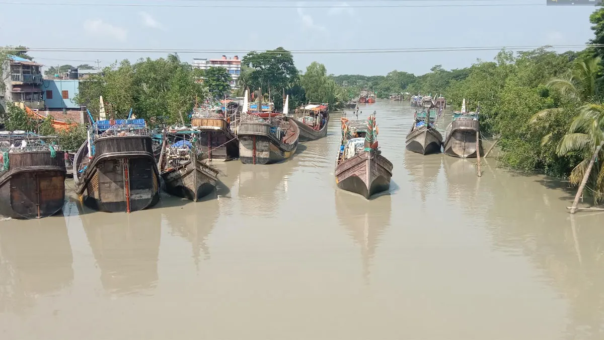 আজ মধ্যরাত থেকে সাগরে মাছ ধরায় নিষেধাজ্ঞা