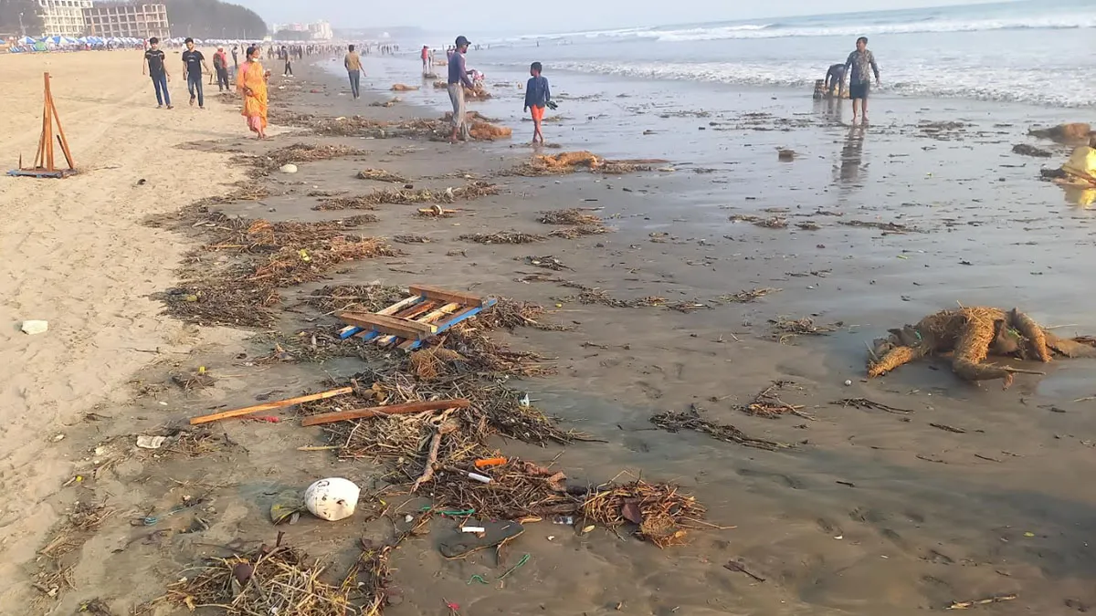 কক্সবাজার সমুদ্র সৈকতে বর্জ্যের ঢল
