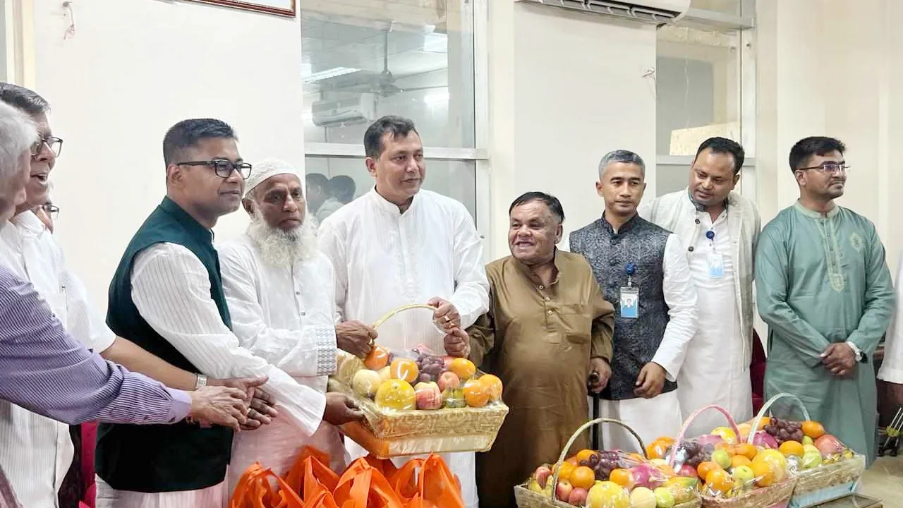 প্রধানমন্ত্রীর ঈদ উপহার পেলেন বীর মুক্তিযোদ্ধারা