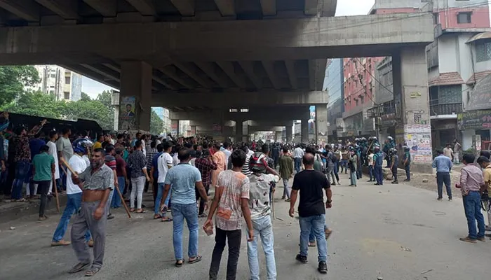 উত্তরায় বিএনপি-আ.লীগ নেতাকর্মীদের পাল্টাপাল্টি ধাওয়া